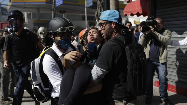Manifestantes saem feridos durante protesto contra a Copa em São Paulo