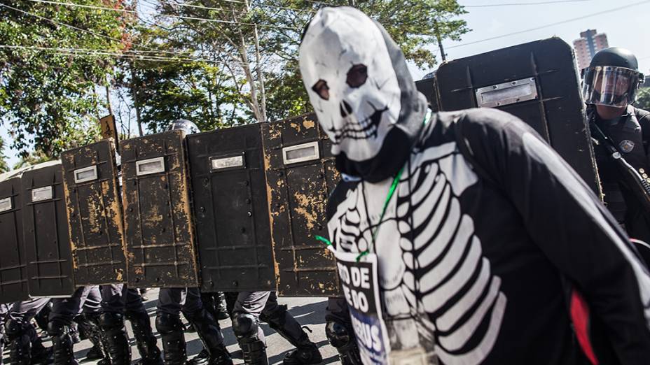 Manifestantes e policiais entram em confronto durante ato contra a Copa do Mundo em São Paulo