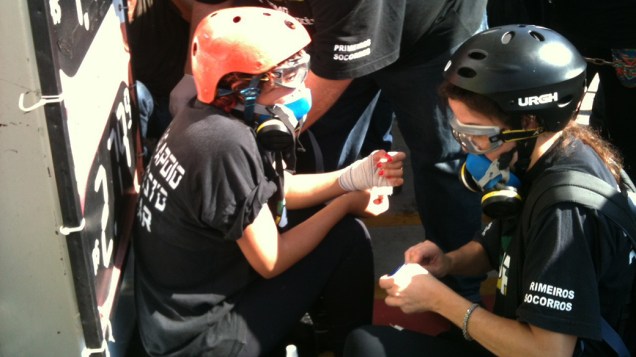 Voluntária do Grupo de Apoio ao Protesto Popular fere o pulso durante tumulto