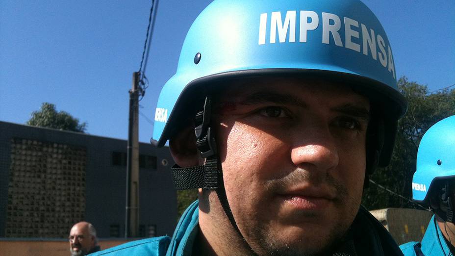 Douglas Barbieri, assistente de câmera do SBT, ferido por estilhaço de bomba