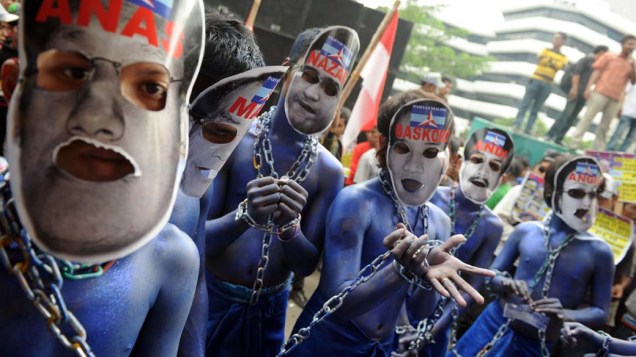 Em Jacarta, Indonésia, manifestantes pintados com a cor do partido do presidente Susilo Bambang Yudhoyono protestam contra a corrupção