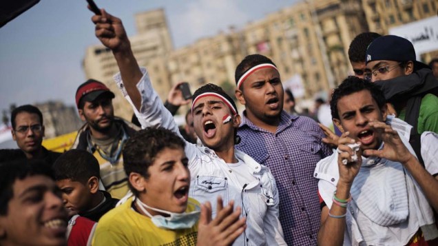No Cairo, egípcios gritam slogans políticos contra o decreto do presidente Mohammed Morsi que expande seus poderes e protege suas decisões de verificação judicial