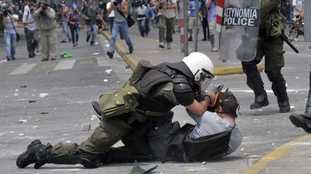 Manifestante durante confronto em frente ao Parlamento grego em Atenas