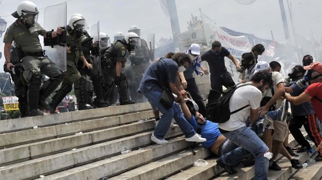 Manifestante ferido durante protesto em frente ao Parlamento grego em Atenas