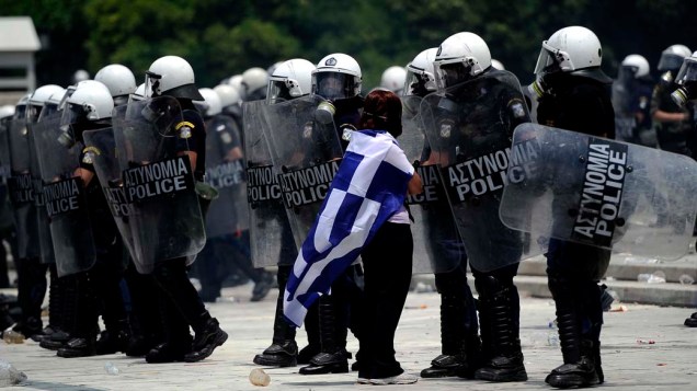 Manifestante durante protesto em frente ao Parlamento grego em Atenas