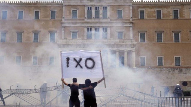 Manifestantes durante protesto em frente ao Parlamento grego em Atenas
