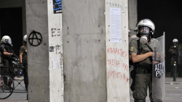 Policiais durante o protesto em frente ao Parlamento grego em Atenas