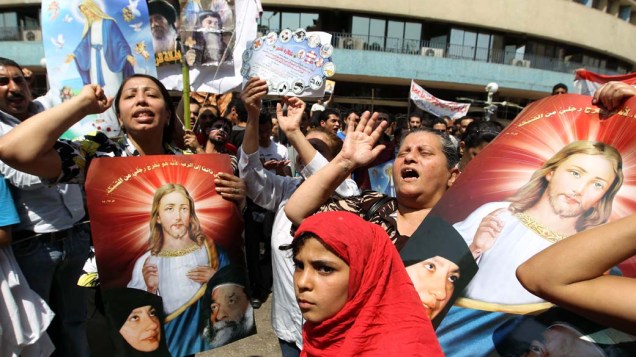 No Cairo, Egito, cristãos participam de protesto contra conflito sectário que deixou 12 mortos no último sábado