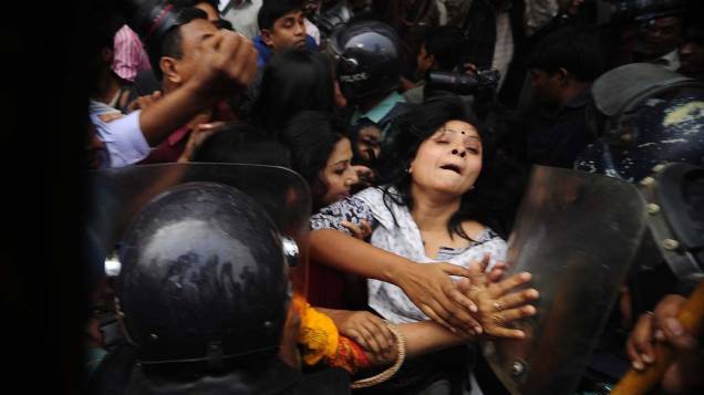 Ativistas do Partido Nacionalista em conflito com a polícia no centro de Daca, Bangladesh. O maior partido de oposição do país promoveu uma greve coletiva em protesto contra o altos preços dos alimentos