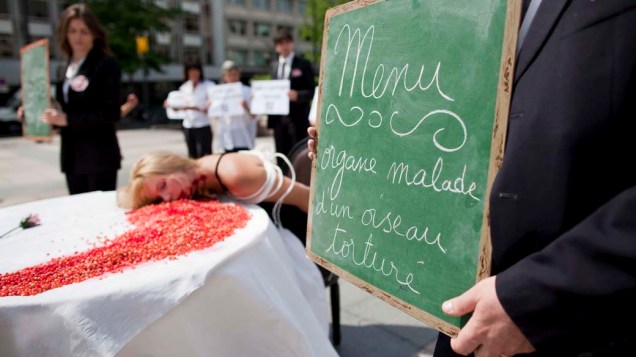 Em Paris, ativistas do grupo PETA durante manifestação contra o consumo de carne
