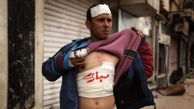 Manifestante anti-governo mostra ferimentos com o nome do presidente Hosni Mubarak escrito em suas ataduras