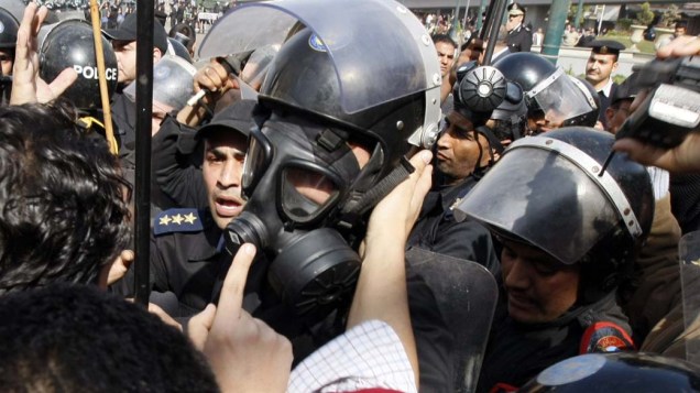 Em Suez, manifestantes em confronto com a polícia