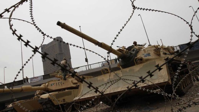 Tanques do exército egípcio acompanham protestos na praça Tahrir, no Cario