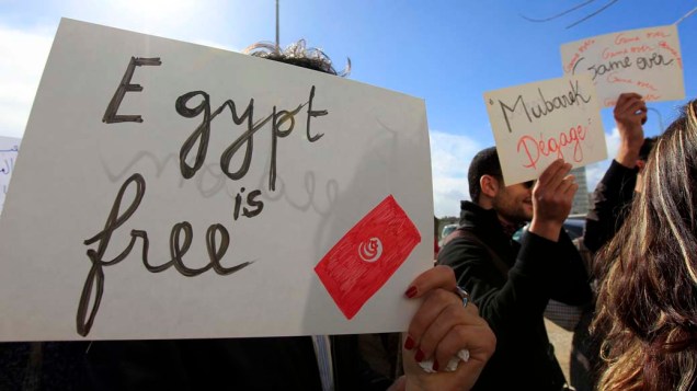 Na Tunísia, manifestantes protestam a deposição do presidente do egito, Hosni Mubarak, em frente à embaixada do Egito - 28/01/2011