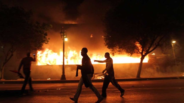 Egípcios incendeiam na sede do Partido Democrático Nacional, no centro do Cairo - 28/01/2011