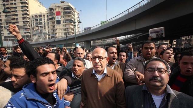 No Cairo, Mohamed ElBaradei, líder da oposição, chega na sexta-feira das orações na mesquita l-Istiqama