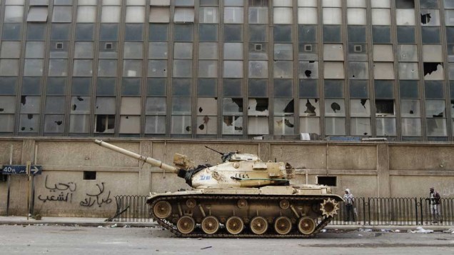 Tanque do exército egípcio nas ruas da cidade do Cairo, no Egito - 29/01/2011