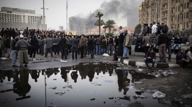 Manifestantes na praça Tahrir, no centro do Cairo, pedem a saída imediata do presidente Hosni Mubarak - 29/01/2011