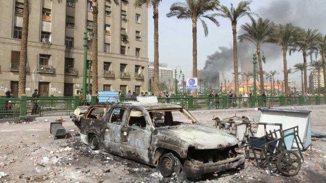 Carro incendiado no centro do Cairo após confronto entre manifestantes e o exército egípcio - 29/01/2011