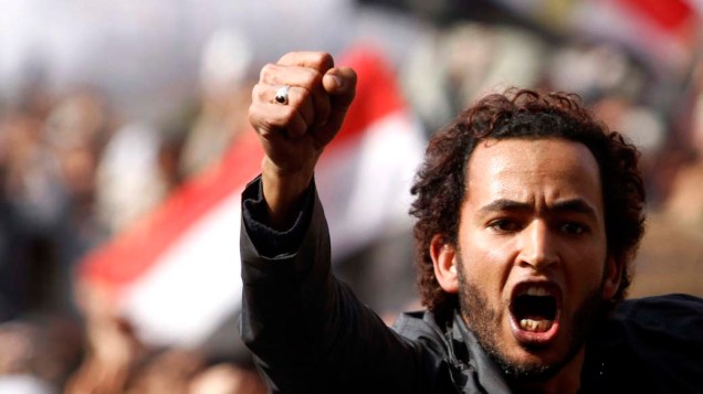 Manifestante participa de protesto no centro do Cairo, Egito