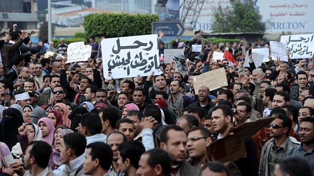 Os protestos ocorrem cerca de 24 horas depois de Mubarak designar dois generais para ocupar cargos importantes no estado