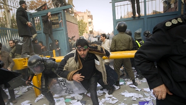 Manifestantes islâmicos durante protesto na embaixada britânica em Teerã, Irã