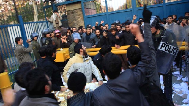 Manifestantes islâmicos durante protesto na embaixada britânica em Teerã, Irã