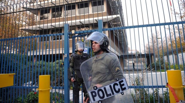 Policiais durante o protesto de manifestantes islâmicos na embaixada britânica em Teerã, Irã