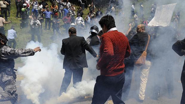 Correa foi retirado às pressas após manifestação em Quito, no início de outubro
