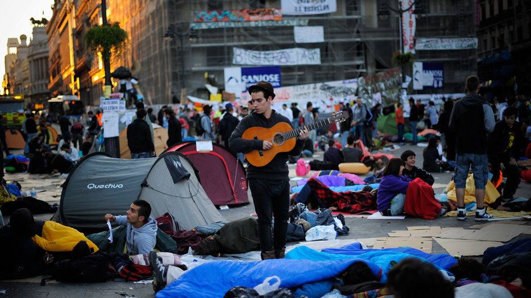 Manifestantes acampam pelo sexto dia consecutivo na Praça de Puerta del Sol, em Madri