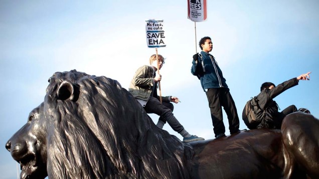 Estudantes tomam a praça Trafalgar, Londres, para protestar contra o aumento nas taxas anuais de empréstimos estudantis