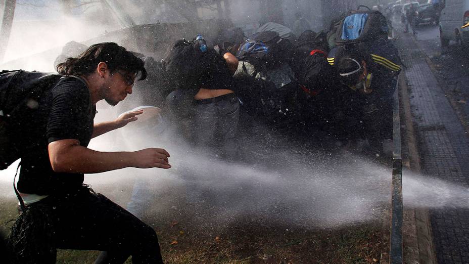 Policiais usaram jatos de água contra os manifestantes durante uma manifestação em Santiago, no Chile