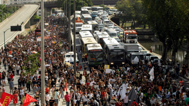 Manifestação de professores municipais fecha a Avenida Presidente Vargas, no Centro do Rio