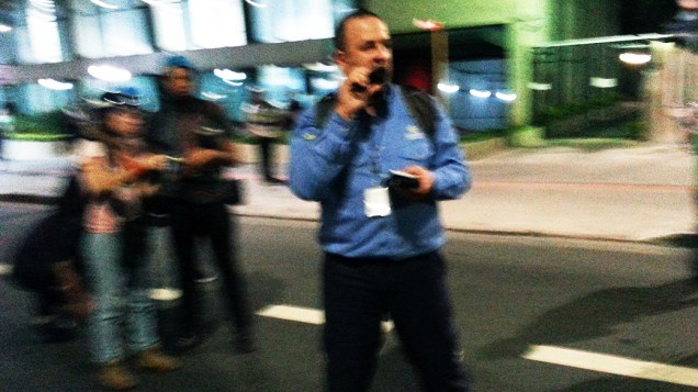 Supervisor de operações da Gocil, empresa de segurança privada, passa informe sobre manifestação por rádio ao Shopping Eldorado na quinta-feira (13) em SP Supervisor de operações da Gocil, empresa de segurança privada, passa informe sobre manifestação por rádio ao Shopping Eldorado na quinta-feira (13) em SP