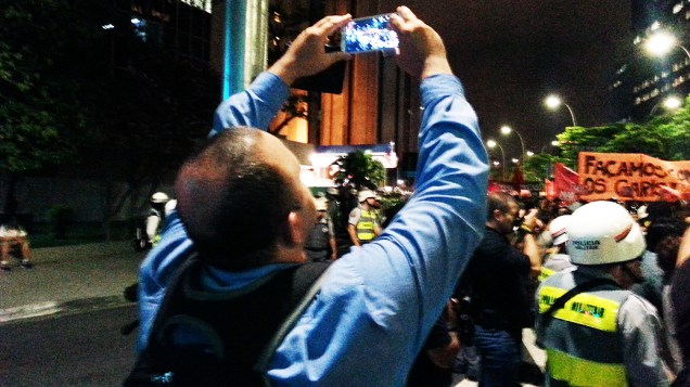 Funcionário de empresa de segurança privada registra movimentação de passeata na Avenida Brigadeiro Faria Lima na quinta-feira (13) em SP