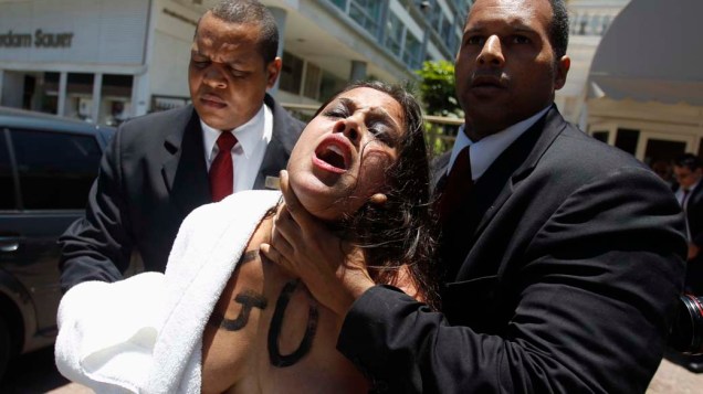 Ativista do grupo Femen é detida durante protesto contra o turismo sexual, no Rio de Janeiro