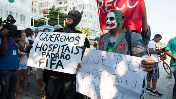 Protesto contra a Copa em frente ao Copacabana Palace