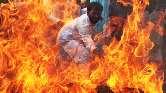 Manifestantes queimam bandeira dos EUA em Calcutá, na Índia contra filme que ironiza Maomé