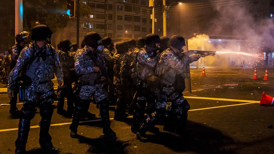 Tropa de choque utiliza gás lacrimogêneo durante protesto nas ruas próximas ao estádio do Maracanã do Rio de Janeiro