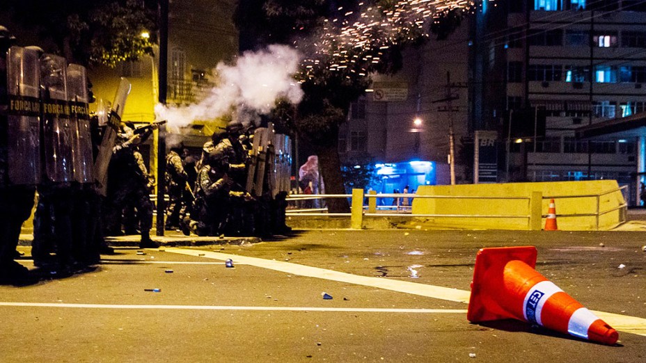Tropa de choque utiliza gás lacrimogêneo durante protesto nas ruas próximas ao estádio do Maracanã do Rio de Janeiro