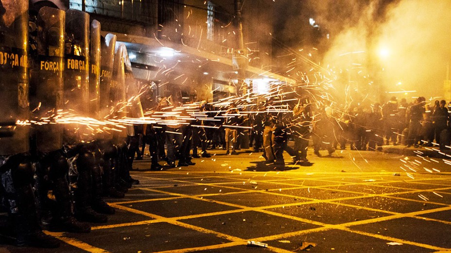 Tropa de choque utiliza gás lacrimogêneo durante protesto nas ruas próximas ao estádio do Maracanã do Rio de Janeiro