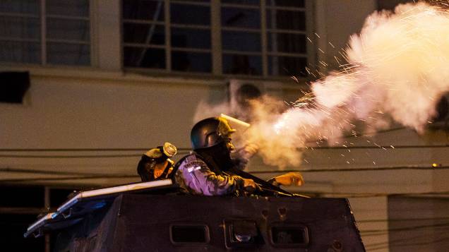 Tropa de choque utiliza gás lacrimogêneo durante protesto nas ruas próximas ao estádio do Maracanã do Rio de Janeiro