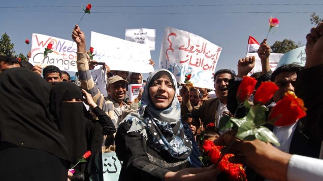 Mulher iemenita distribui rosas durante protesto contra o presidente Ali Abdullah Saleh em Sanaa