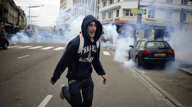 Jovem francês em protesto contra o projeto de reforma previdenciária proposta pelo governo