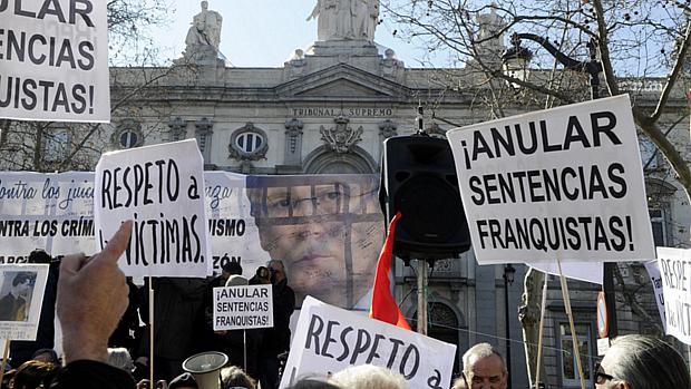 Manifestantes protestam a favor de Garzón em Madri