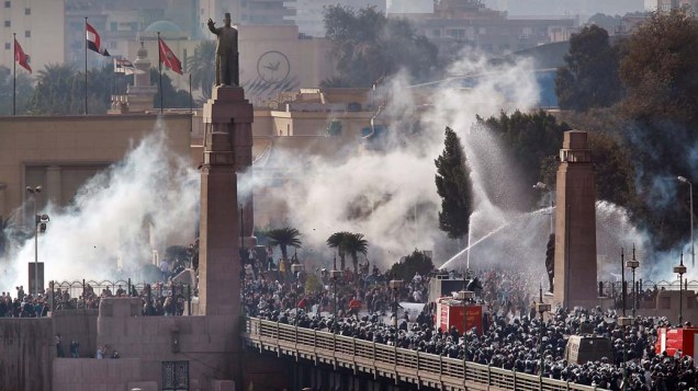 Manifestantes enfrentam a polícia no centro do Cairo, Egito. Centenas de policiais foram convocados para reprimir os protestos contra o governo