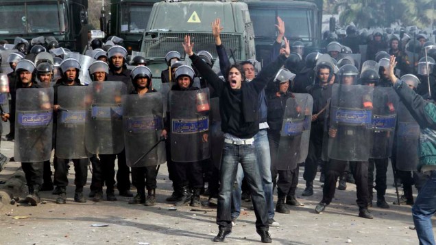 Manifestantes enfrentam a polícia no centro do Cairo, Egito. Centenas de policiais foram convocados para reprimir os protestos contra o governo