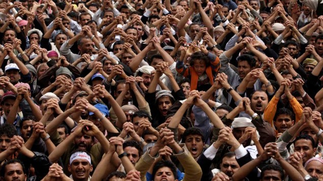 Manifestantes em protesto contra o ditador Ali Abdullah Saleh na capital Sanaa, Iêmen