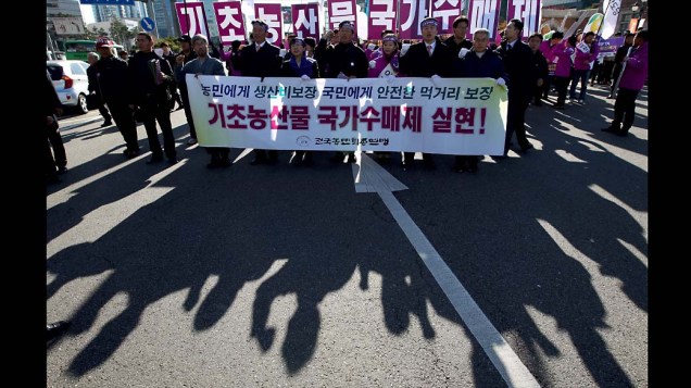 Em Seul, protesto de granjeiros contra o tratado de livre comércio entre a Coreia do Sul com os Estados Unidos e a China