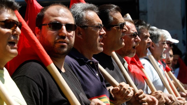 Manifestantes do partido comunista protestam contra as recentes medidas do governo grego neste sábado, 18, em Atenas